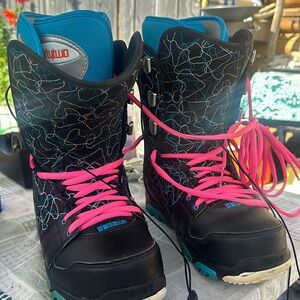 Women’s Thirtytwo snowboarding boots size 9
